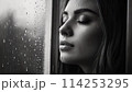 冷たい雨　悲しそうな女性 114253295