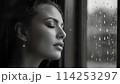 冷たい雨　悲しそうな女性 114253297