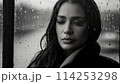 冷たい雨　悲しそうな女性 114253298