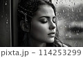 冷たい雨　悲しそうな女性 114253299