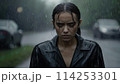 冷たい雨　悲しそうな女性 114253301