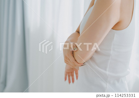 腕を気にする若い女性 114253331