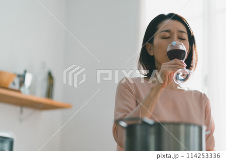 a forty-something woman 114253336