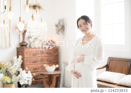 結婚式のマタニティフォトのイメージ 前撮りや幸せいっぱいの妊婦さんのイメージ 114253633