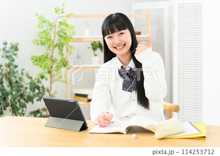 勉強をする女子高生 サムズアップ 勉強をする女子高生 サムズアップ 114253712