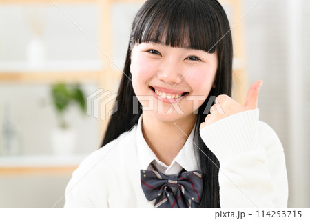 勉強をする女子高生 サムズアップ 勉強をする女子高生 サムズアップ 114253715