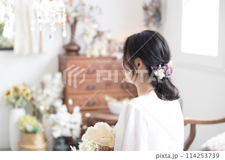 白いウエディングドレスを着た若い女性の後ろ姿　結婚式の前撮りイメージ　顔無し 114253739