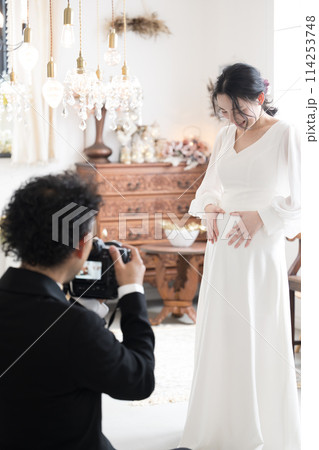 マタニティのウェディングフォトを撮影するカメラマン　縦 114253748