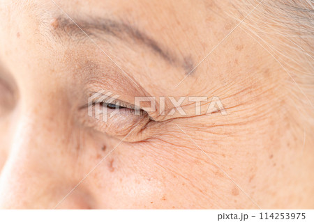 シニア女性　目元 114253975