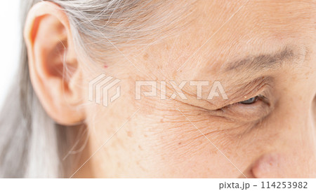 シニア女性 目元 シニア女性 目元 114253982