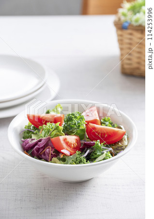 シンプルなグリーンサラダ 114253996