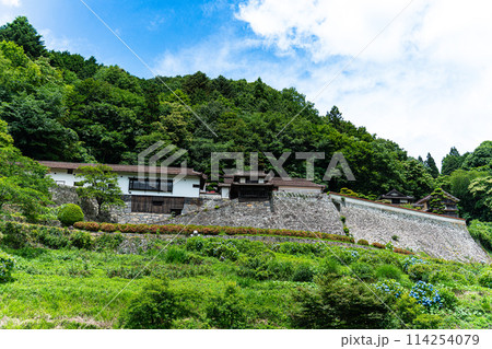 【日本遺産】吹屋にある豪邸の広兼邸の初夏の風景3 岡山県高梁市成羽町 【日本遺産】吹屋にある豪邸の広兼邸の初夏の風景3 岡山県高梁市成羽町 114254079