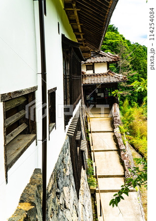 【日本遺産】吹屋にある豪邸の広兼邸の土塀と楼門1　岡山県高梁市成羽町 114254084