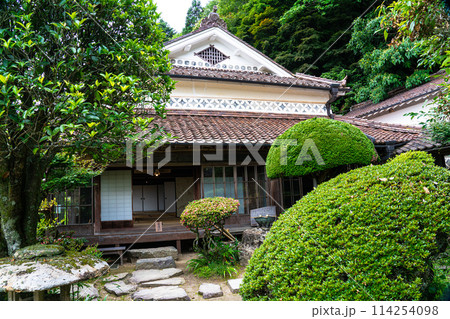 【日本遺産】吹屋にある豪邸の広兼邸の母屋と庭2 岡山県高梁市成羽町 【日本遺産】吹屋にある豪邸の広兼邸の母屋と庭2 岡山県高梁市成羽町 114254098