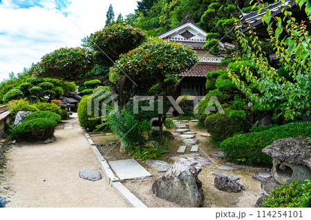 【日本遺産】吹屋にある豪邸の広兼邸の庭と母屋1　岡山県高梁市成羽町 114254101
