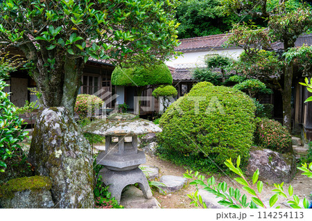 【日本遺産】吹屋にある豪邸の広兼邸の庭と母屋2　岡山県高梁市成羽町 114254113