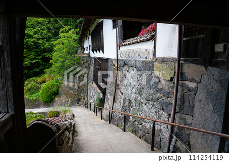 【日本遺産】吹屋にある豪邸の広兼邸の楼門越しの石垣　岡山県高梁市成羽町 114254119