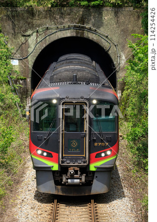 トンネルから出てくる特急「うずしお」（JR四国　2700系） 114254426