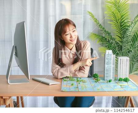 建築模型を見て都市計画を検討する女性都市計画プランナー3 建築模型を見て都市計画を検討する女性都市計画プランナー3 114254617
