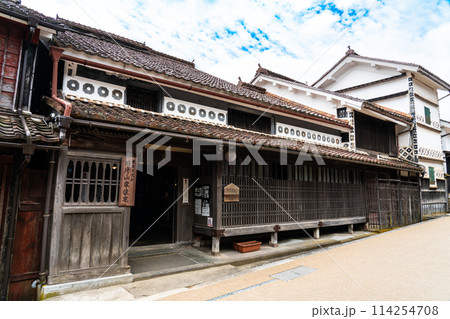 【重要伝統的建造物群保存地区】吹屋 初夏の町並みの風景6 岡山県高梁市成羽町 【重要伝統的建造物群保存地区】吹屋 初夏の町並みの風景6 岡山県高梁市成羽町 114254708