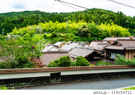 【重要伝統的建造物群保存地区】吹屋　初夏の町並みの風景10　岡山県高梁市成羽町 114254712