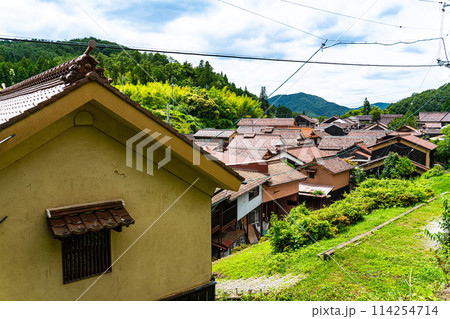 【重要伝統的建造物群保存地区】吹屋 初夏の町並みの風景12 岡山県高梁市成羽町 【重要伝統的建造物群保存地区】吹屋 初夏の町並みの風景12 岡山県高梁市成羽町 114254714