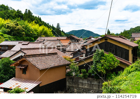 【重要伝統的建造物群保存地区】吹屋 初夏の町並みの風景17 岡山県高梁市成羽町 【重要伝統的建造物群保存地区】吹屋 初夏の町並みの風景17 岡山県高梁市成羽町 114254719