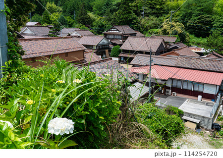 【重要伝統的建造物群保存地区】吹屋　初夏の町並みの風景18　岡山県高梁市成羽町 114254720