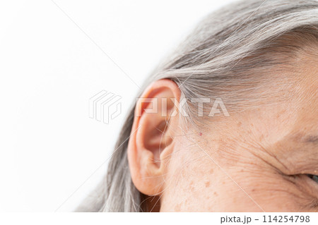 シニア女性　耳 114254798