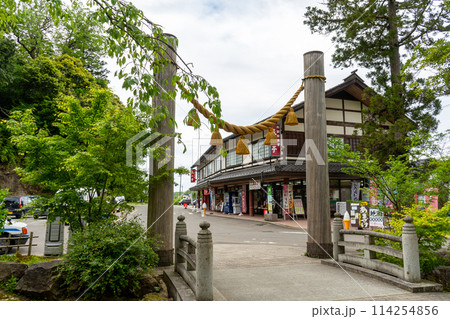 開創1300年以上の那谷寺の駐車場の風景|5月撮影|石川県小松市 開創1300年以上の那谷寺の駐車場の風景|5月撮影|石川県小松市 114254856