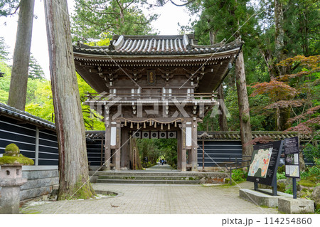 開創1300年以上の那谷寺の山門の風景｜5月撮影｜石川県小松市 114254860