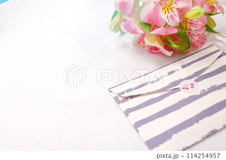 花束の贈りもの、桃色の百合の花束 花束の贈りもの、桃色の百合の花束 114254957