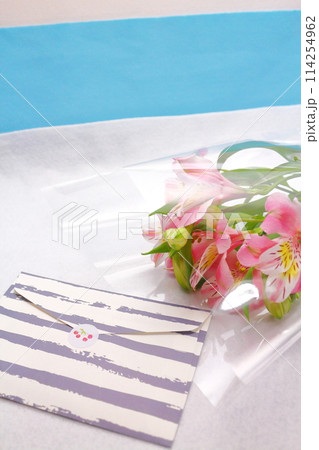 花束の贈りもの、桃色の百合の花束 花束の贈りもの、桃色の百合の花束 114254962