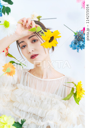 花に囲まれるミドル女性のポートレート 114255054