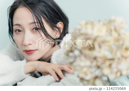 ミドル女性のビューティーポートレート　スキンケア　コスメ 114255069