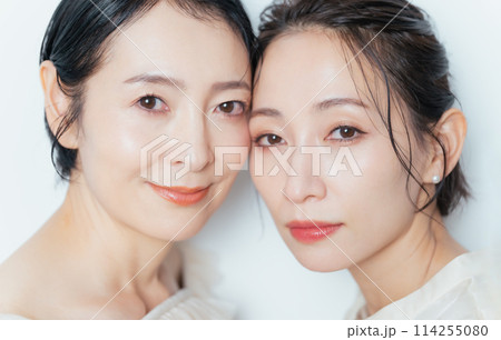 ミドル女性二人のビューティーポートレート　スキンケア　コスメ 114255080