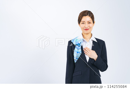 胸に手を当てて微笑むスーツの女性 胸に手を当てて微笑むスーツの女性 114255084