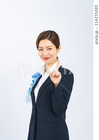 指をさして微笑むスーツのミドル女性 指をさして微笑むスーツのミドル女性 114255085