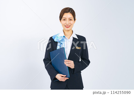 ファイルを持つスーツのミドル女性 ファイルを持つスーツのミドル女性 114255090