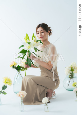 花に囲まれたミドル女性のポートレート 花に囲まれたミドル女性のポートレート 114255096