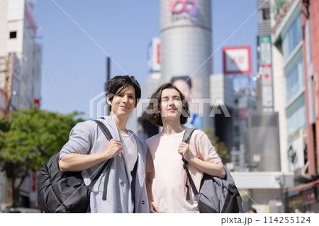 インバウンド　東京の街を散策する外国人 114255124
