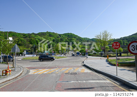 南漢山城、バス乗り場のあるロータリーの風景【韓国広州市】 南漢山城、バス乗り場のあるロータリーの風景【韓国広州市】 114255274