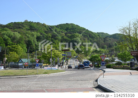 南漢山城、バス乗り場のあるロータリーの風景【韓国広州市】 114255310