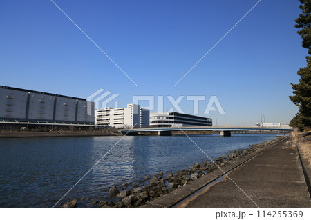 京浜運河と新平和橋の風景 114255369
