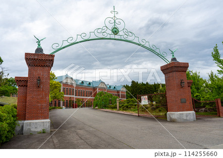 北陸らしい曇り空と日本自動車博物館の外観風景｜5月撮影｜石川県小松市 114255660