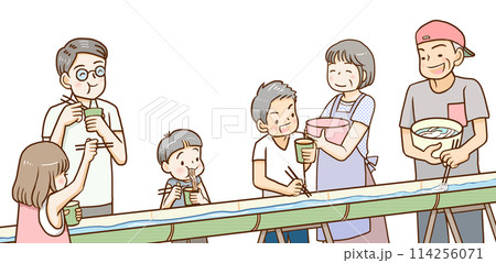 流しそうめんを楽しむ家族 流しそうめんを楽しむ家族 114256071