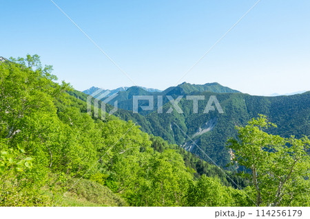 夏の燕岳登山（合戦尾根から餓鬼岳方面の眺め） 114256179