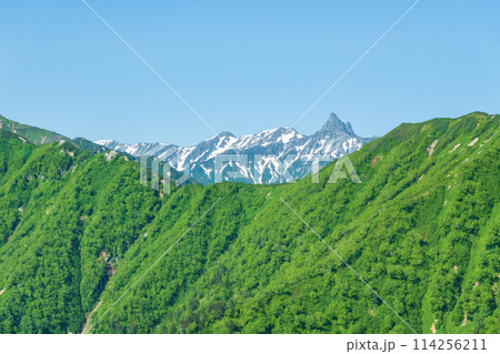 夏の燕岳登山（合戦尾根から望む槍ヶ岳） 114256211