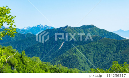 夏の燕岳登山（合戦尾根から望む餓鬼岳・鹿島槍ヶ岳） 114256317