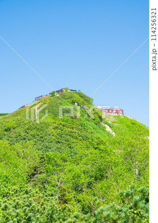 夏の燕岳登山(合戦尾根から望む燕山荘) 夏の燕岳登山(合戦尾根から望む燕山荘) 114256321